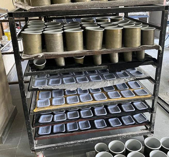 BRITISH COLOUR STANDARD - Tall Enamel Utensil Holder in Midnight Blue / Chilli Red