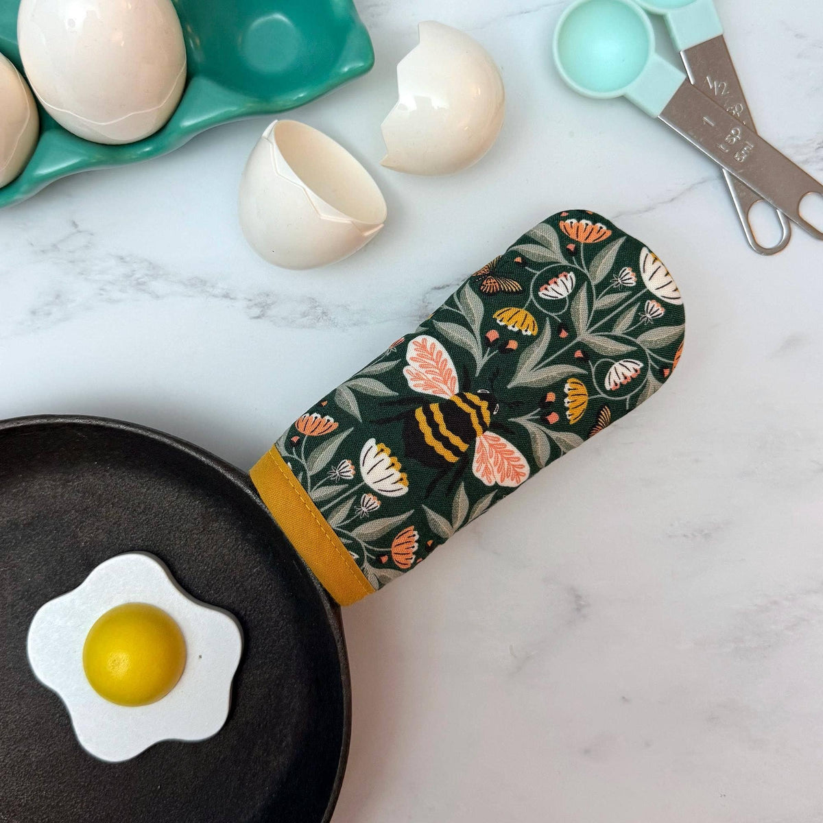 Bumble Bee Garden Cast Iron Skillet Mitt